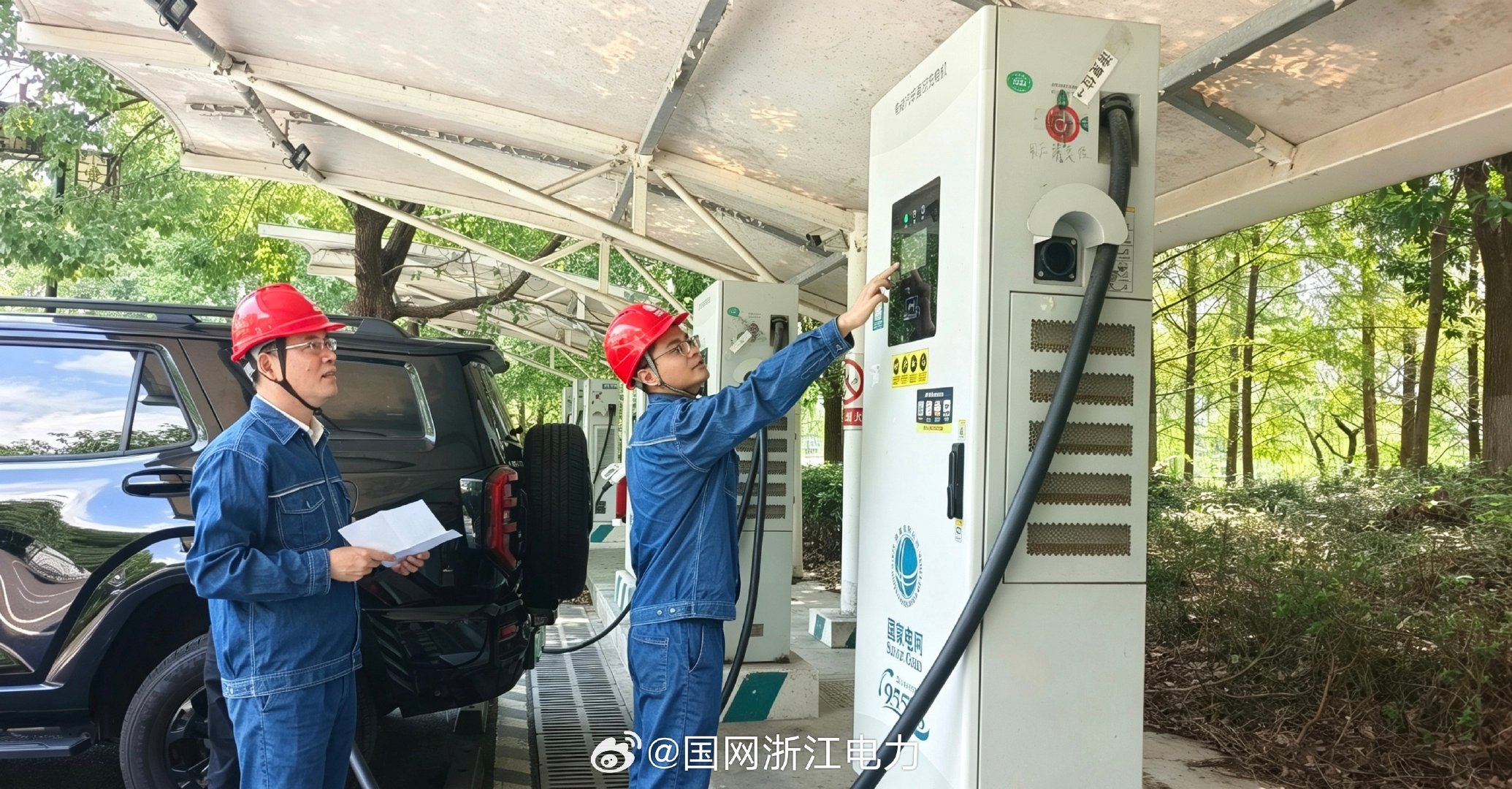 #今天你低碳了吗#【巡检充电设备 护航绿色出行】9月9日，员工来到绍兴镜湖湿地公园，开展汽车充电设施安全检查和便民服务，向新能源车主讲解充电桩电价政策，宣贯安全用电知识，护航市民绿色出行。 ​