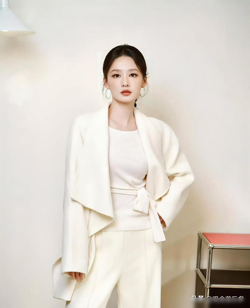 35岁李沁，全网盯着她的婚恋状态，盯得比她自己都急。
《红楼梦》剧组那会儿，她才18。杨洋替她挡过一碗黄连水，苦得直皱眉。后来两人十指紧扣的路透，一抓一大把。但翻遍所有采访，你跟我要一句正主亲口承认的恋爱实锤？没有，一个标点符号都没有。
全是网友拿旧物料一帧一帧抠出来的糖。十八岁关在一个院子里集