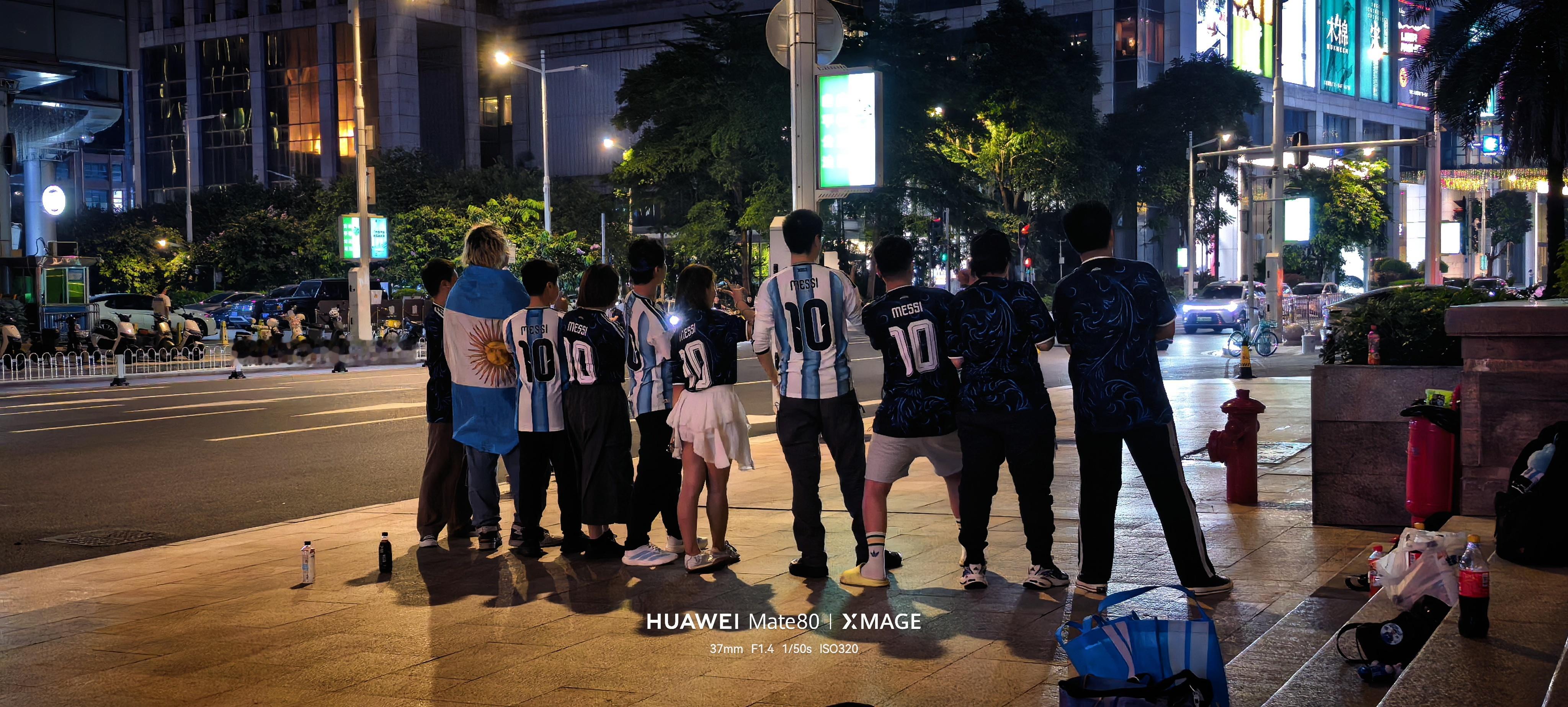 广州阿迷会又一次闷声办大事✨
一连两日的致敬梅西国家队生涯灯光秀圆满成功💙🤍
​事以密成，感谢所有知情人士的支持，感谢球迷们的热情👏🏻
灯光秀的绘图均出自老师～[抱一抱]

​“球踢得不错，人品很好，有爱心，是个阿根廷人。”16年前，23岁的梅西在被问到希望退役后 ​
