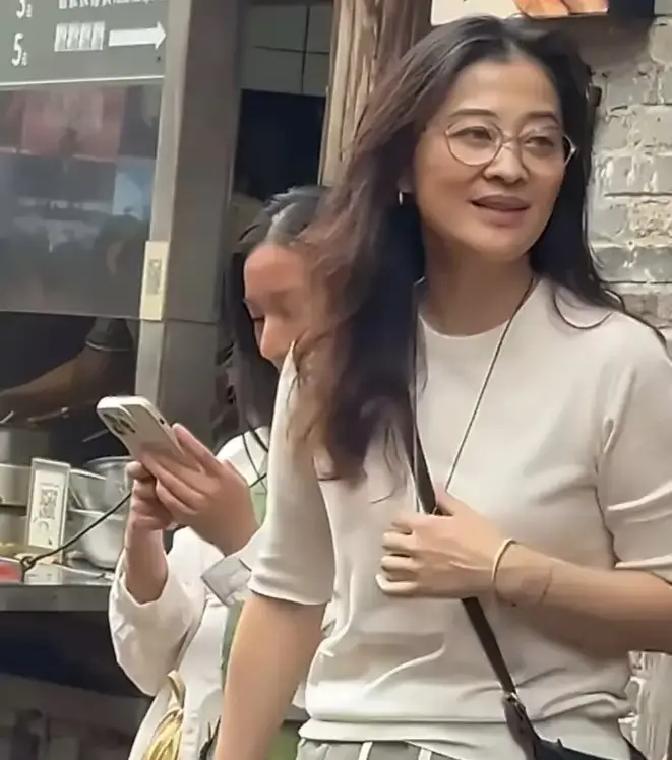 路人镜头下的梅婷和毫无滤镜的叶童，彻底扒下了娱乐圈不老神话的遮羞布。
前阵子网上铺天盖地都在夸叶童，说她满头白发依然少年感满满，红毯照修得那叫一个神仙气质。
结果转头在电影大银幕上一看，镜头稍稍拉近，脸上的褶皱、松弛的眼角一览无余，很多人甚至第一时间没敢认。
那一瞬间才恍然大悟，哪有什么违抗自