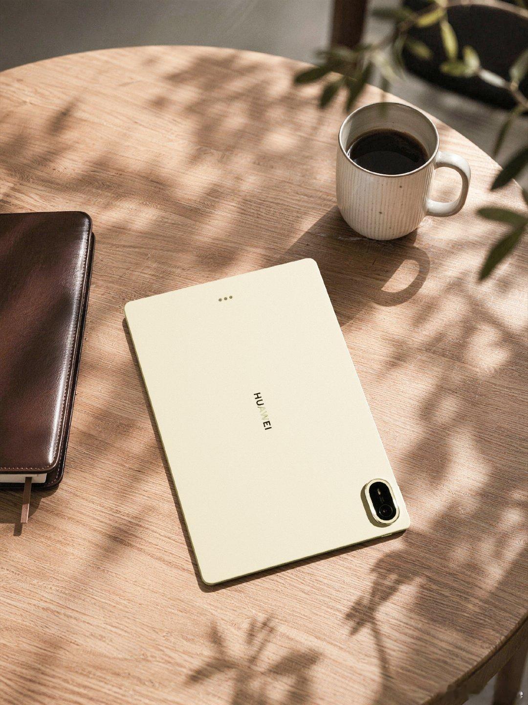 #华为MatePadAir或成下半年爆款# 9月7日HarmonyOS7发布会将亮相全新MatePad Air。屏幕是最大惊喜，OLED云晰柔光屏，高亮度高刷，机身轻薄便携，鸿蒙全场景生态加持，实用性拉满。 ​