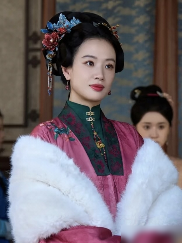 李梦在片场能把一个苹果逼疯，非要纹路一模一样才肯拍。
《隐秘的角落》那场哭戏，她为个道具苹果让全组耗着。道具师买遍附近水果店，她看一眼就摇头。张颂文后来解释，她是真觉得镜头里差一点，情绪就断了。
这种人在剧组就是灾难，迟到、改词、跟导演顶牛。《白鹿原》拍一半被换掉，业内提起她直嘬牙花子，说小牌大