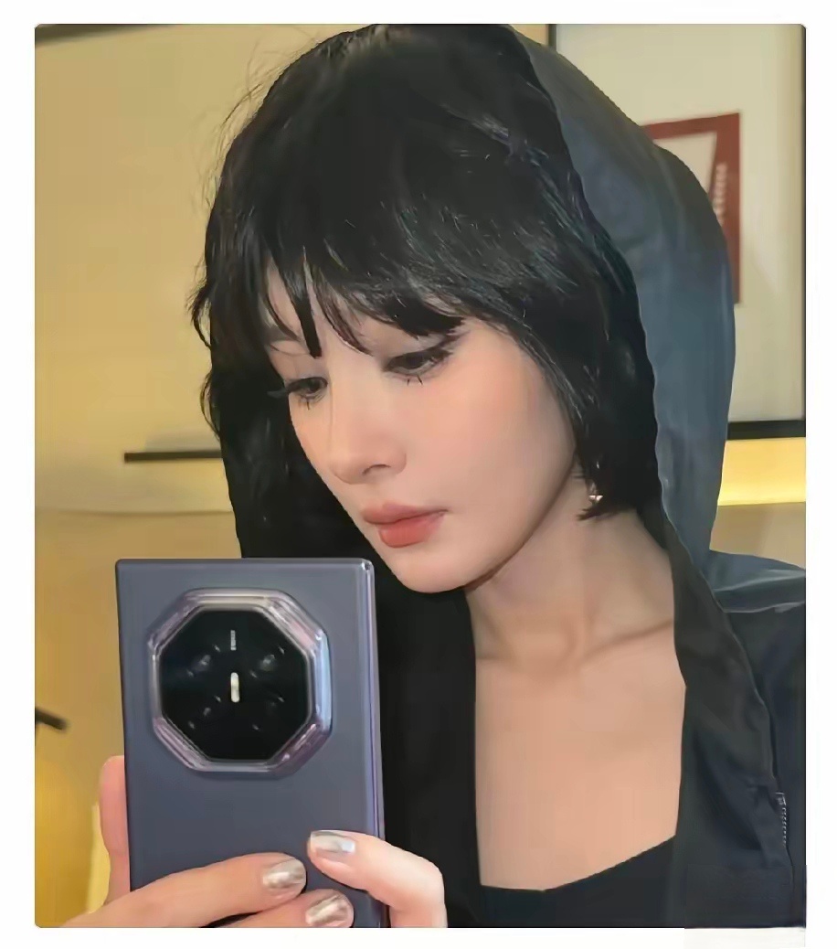 一次采访中何炅问起杨幂跟刘恺威谈恋爱压力大不大，杨幂直言压力很大，调侃刘叔叔正是一枝花的年龄，多少小姑娘想往他身上冲，但自己根本不害怕，因为自己就是二十七、八岁的小姑娘。这番话看似是一句玩笑，实则把外界的闲言碎语全都挡了回去，可谓是情商极高。那会儿总觉得找个成熟大叔挺好，像有人在 ​