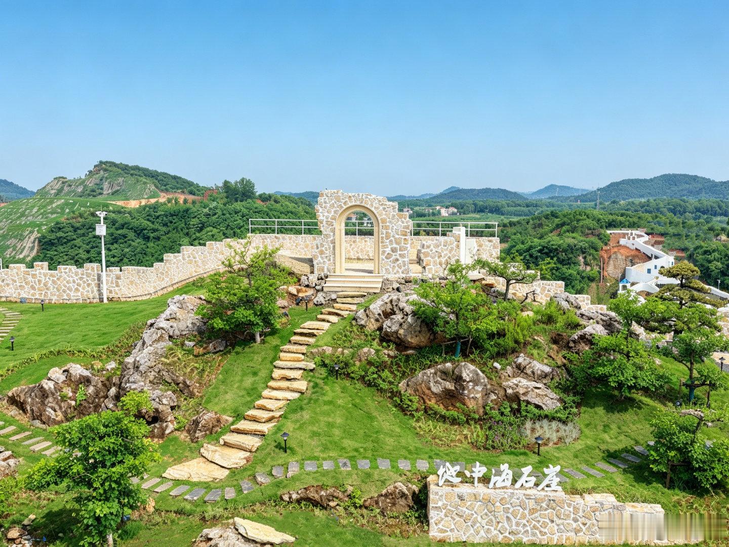 在刚刚过去的国庆假期，闭园10个月的江夏灵山生态文化旅游区全新提档升级、焕新开园，凭借其独特的矿山自然风光和优质的游园环境，成为武汉近郊短途出游、亲子度假、网红拍照打卡的热门宝藏目的地。

#长江新主场缤纷大武汉##来武汉过周末# （武汉城管） ​