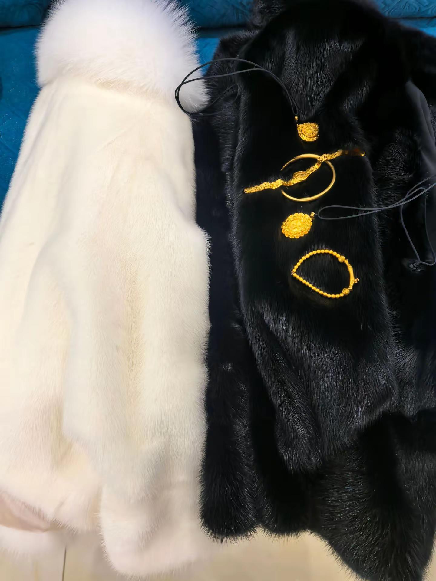 成熟女人的三大标志:穿貂，买黄金，听凤凰传奇……