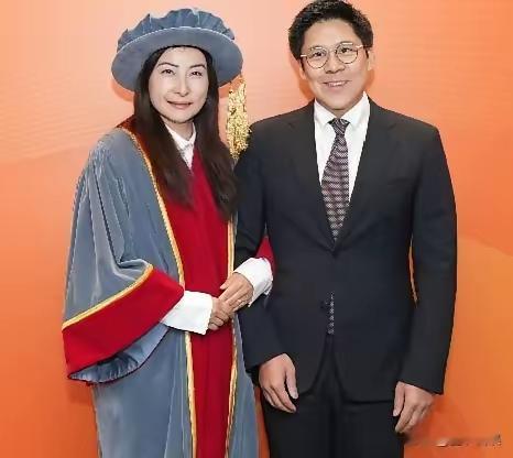 郭晶晶拿岭南大学荣誉院士，霍启刚站台下那句“特别骄傲”比啥秀恩爱都真，跳水皇后退了役不躺豪门，考裁判、跑公益、从跳板站到讲台，越不端着越贵，这才是豪门里最稀有的东西：自己有光，老公肯鼓掌。