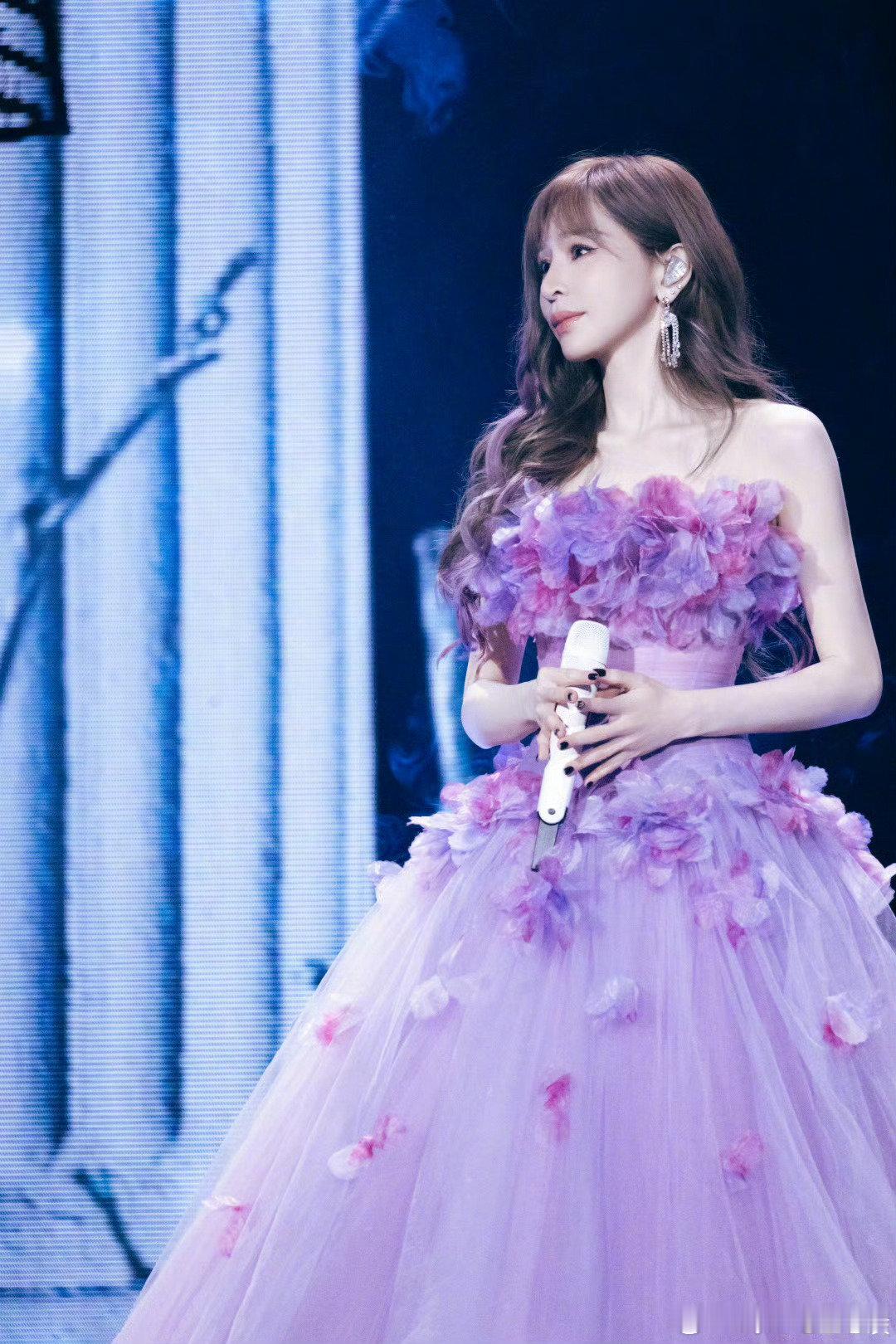 #王心凌[超话]# wxl#辣妹妈妈生了个甜妹王心凌# 

牵着的手都明白 再也离不开

​