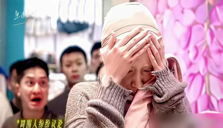 关晓彤把眉毛睫毛全漂白了。就为演一个白化病姑娘，齐时。
素颜，畏光，眼球轻颤。跑去协和皮肤科跟诊，防晒停了一个月。这姑娘这回是真豁出去了。
想想她19岁拿白玉兰，靠的是《好先生》里的叛逆闺女。后来《小巷人家》也是女儿，稳妥，讨喜，但也就那样了。
中间演过张艺谋的《影》，青萍那股狠劲儿，其实早露