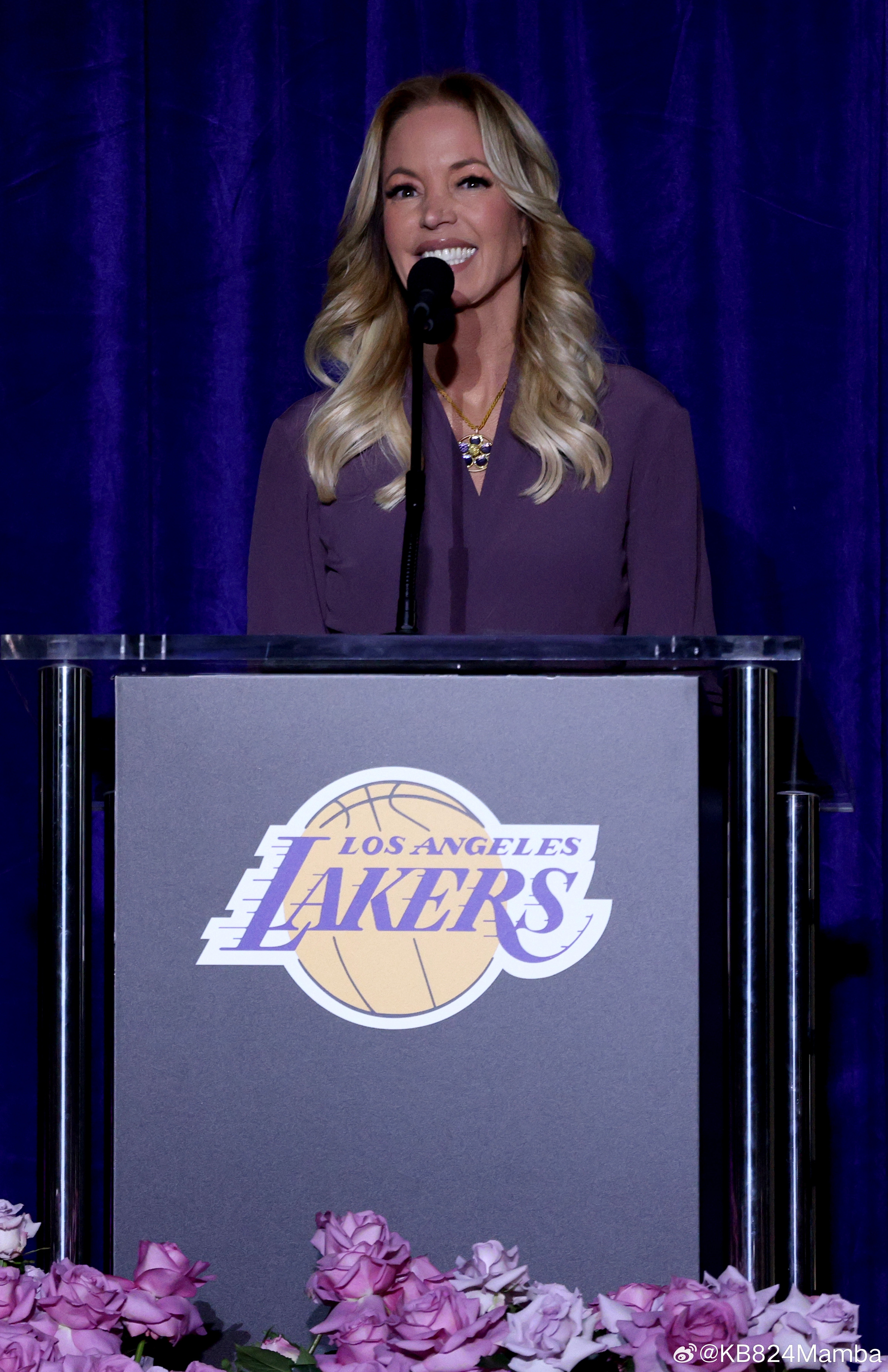 【如果湖人不再是 "湖人"，NBA 还剩什么？】

杰里・巴斯，为湖人塑造出独属于洛杉矶本土社区的球队气质。伴随着球队市值水涨船高，一代深耕球队的老牌老板纷纷退场，资本投资者接过大旗，NBA，还会是我们熟悉的模样吗？

湖人奠基人杰里・巴斯的六位继承人中，有五位投票决定出售手中合计 17.8% 的球 ​
