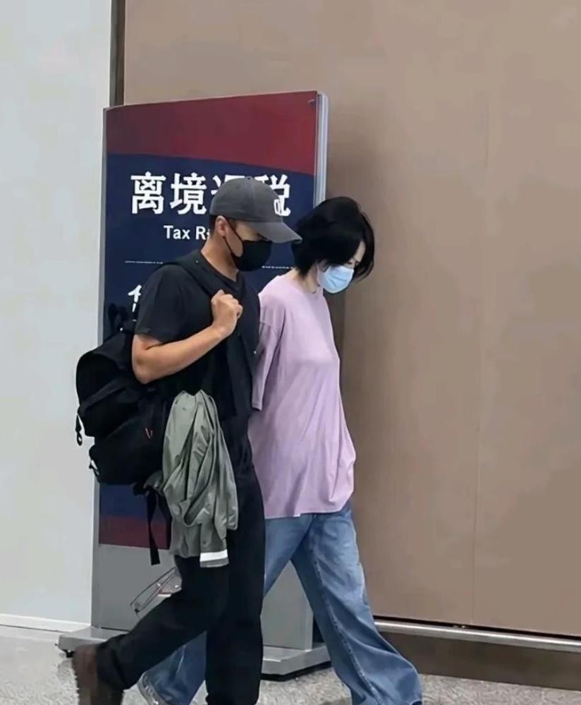 王菲与谢霆锋的12年，像一场静水流深的默契实验。窦唯说她冷淡、不沟通，李亚鹏叹她随心所欲、难守传统——他们爱的，终究是自己脑补出的“标准答案”。唯有谢霆锋看见她简单、不算计、知足的本色，不作评判，只作归途。
这次西安巡演，网友偶遇王菲从北京飞赴西安，两人在机场大方牵手，不再遮掩。有粉丝爆料，王菲还主