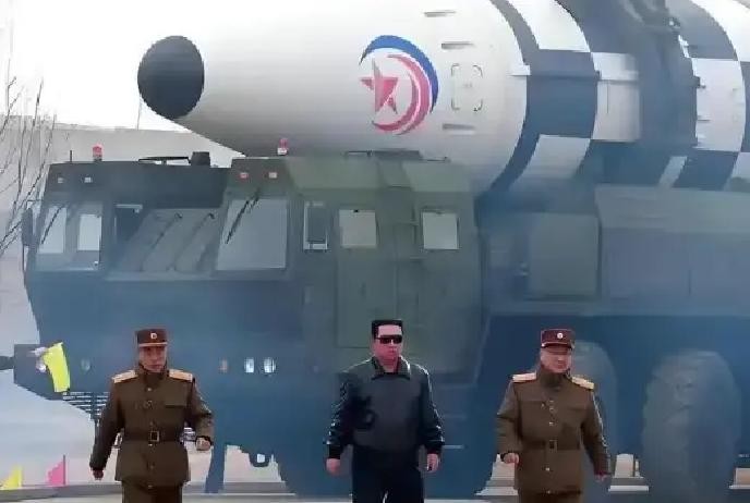 美国敢不敢打朝鲜？答案是，不敢！不是美国打不过朝鲜，也不是美国害怕朝鲜的洲际导弹……，如果真要开打的话，美国完全有能力对朝鲜进行全方位火力压制…，美国不怕朝鲜，美国担心的是，朝鲜背靠的两个大哥。朝鲜是全世界唯一一个，和两个大哥都签署了军事协议的国家。

五角大楼的简报室里，投影光映着几张没什么表情的
