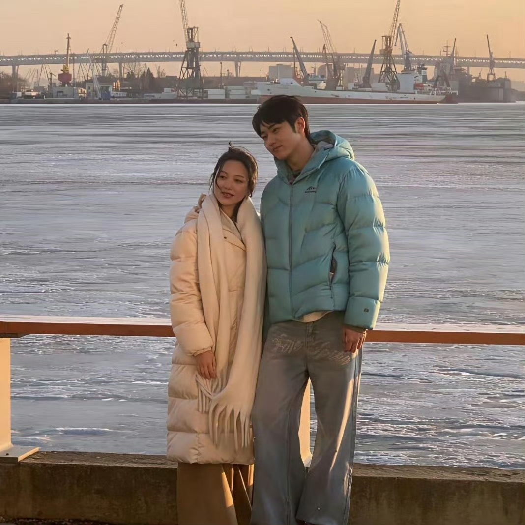 金莎与未婚夫孙丞潇俄罗斯海边路透好浪漫
海边日落时分，二人相依偎静静欣赏落日美景。金莎肌肤状态在线，笑眼温柔，小鸟依人靠在身旁。
夕阳洒在海面，也落在两个人身上，满满的粉红泡泡。纵然外界争议不断，两个人依旧相伴出游，把日子过得浪漫又甜蜜，实打实的撒糖现场。金莎 孙丞潇 金莎孙丞潇