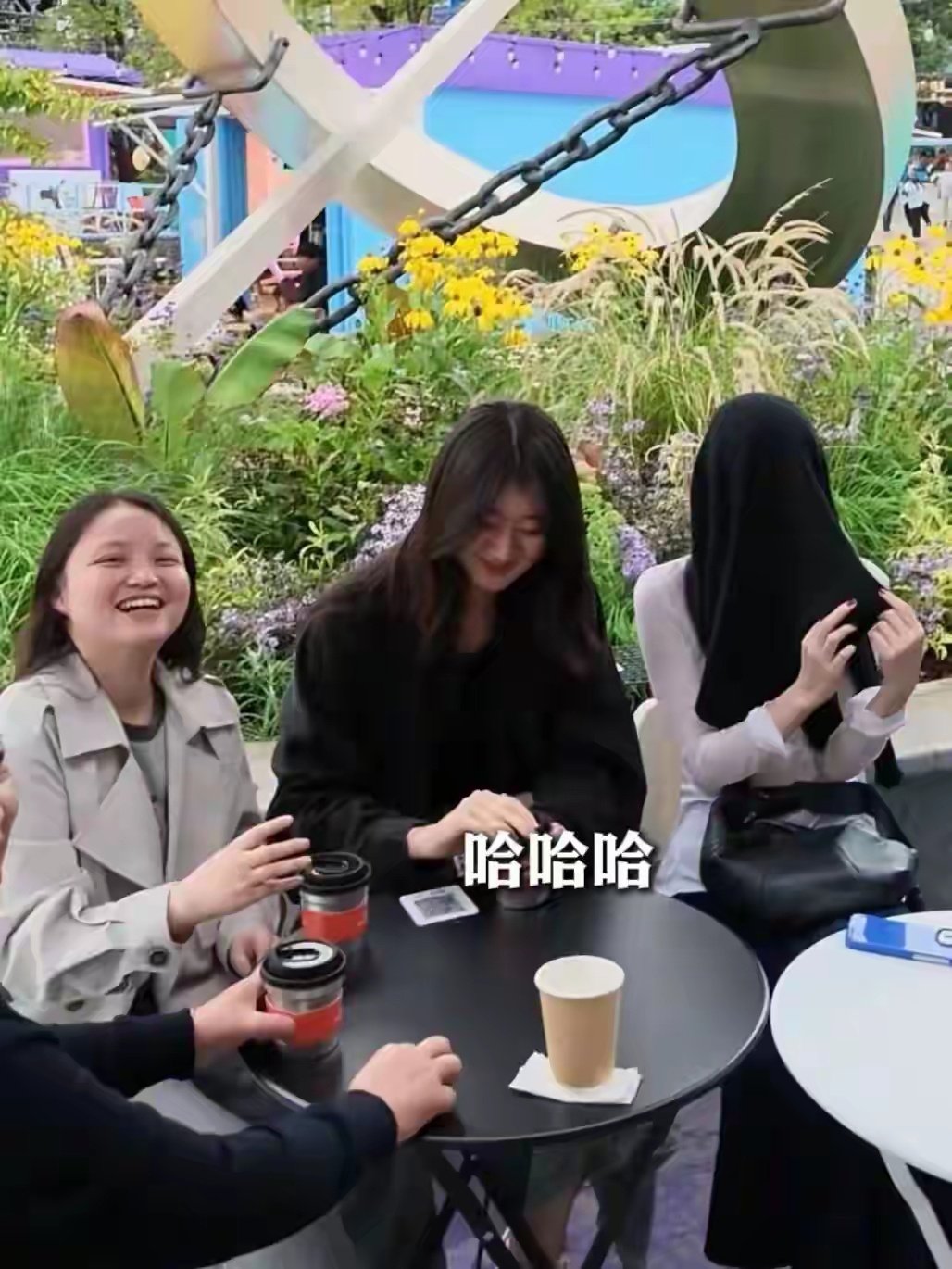 李亚鹏一家现身云南，19岁李嫣比堂姐矮半头，气质清冷很像王菲 ​