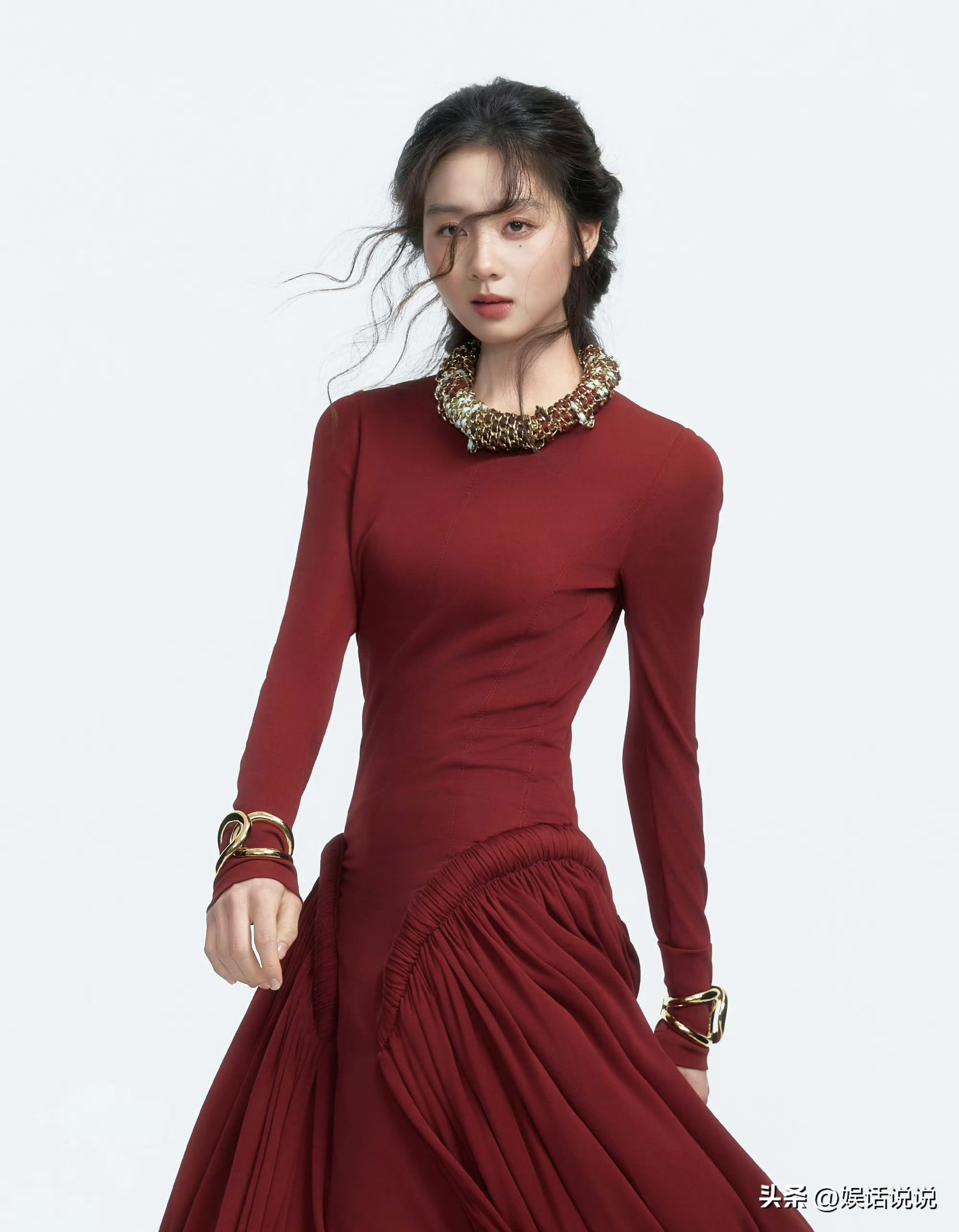 没官宣出道，却穿香奈儿走VOGUE红毯：黄多多的“进圈”，是试水还是宣言？

10月23日晚，VOGUE时尚之力盛典红毯，20岁的黄忆慈（黄多多）一身CHANEL 2026秋冬酒红长裙压轴出场。卷发、清冷、眼神里带着点紧绷的松弛感，出发图背景还是她自己手绘的插画，落款“HYC”。

热搜瞬间炸出一条