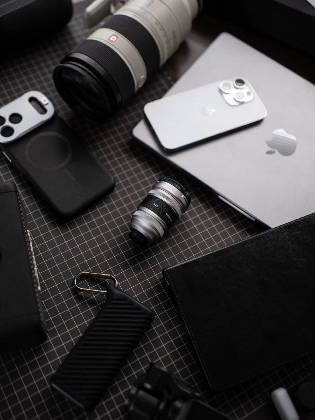 啥意思，iPhone 也要做增距镜了？ 不知真假，但是有一说一，iPhone 的长焦确实现阶段比较拉。如果能配个增距镜让长焦拍照能更好一点，那确实没毛病，而且图上这个，看着质感确实蛮好的！ ​