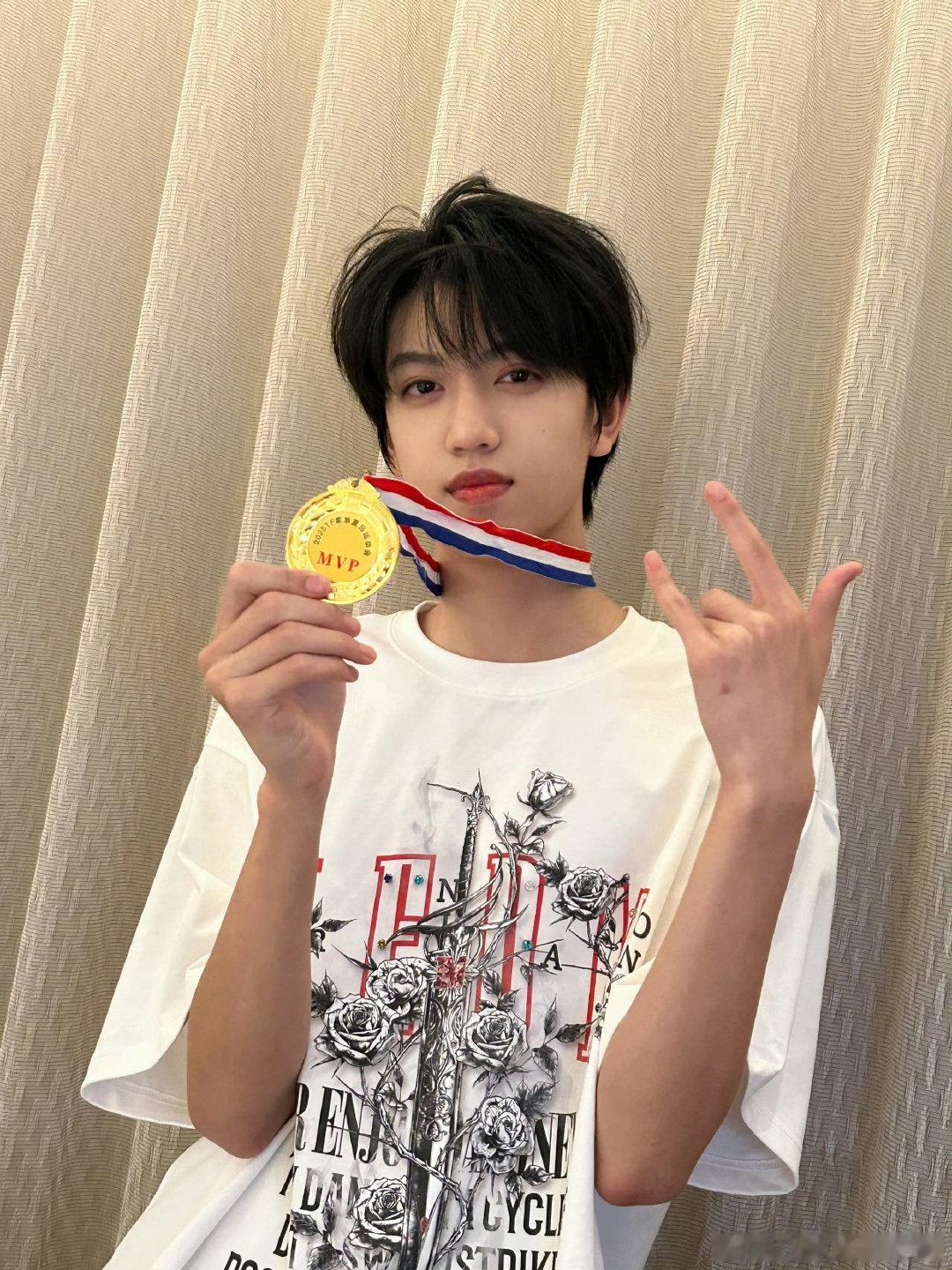 #张桂源[超话]# 💛#张桂源顾晨阳# 💛#张桂源 四代第一主舞# 

你是我夜空中唯一闪烁的星星

​