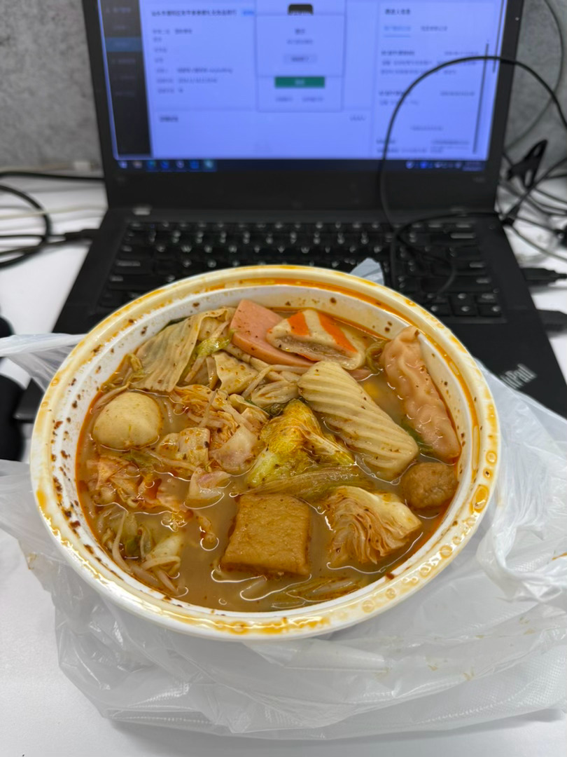 p1今天回到宿舍 大姨就说来拿份饭吃 太好了[爱慕][爱慕] 根本吃不完哈哈哈哈
p234学校的新快递站 特别敞亮 玻璃当镜子
p6特别难吃的东北大碗麻辣烫 这是小碗吧 没刘文祥一半多 丸子吃起来很劣质 一股腥气味
p7我买的大发圈到了 很圆润 值这个价格 但是我戴着很奇怪
p8看了龙餐馆 很搞笑 沈腾演技依旧无 ​