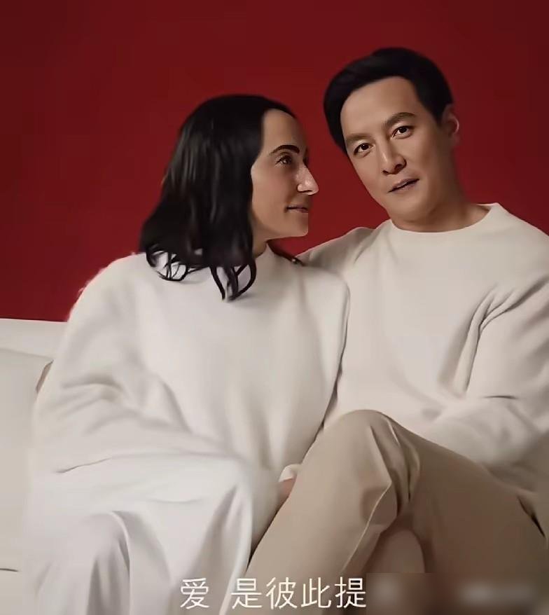 吴彦祖晒了张和老婆的合照，评论区直接炸了。
照片里俩人穿着最简单的白上衣，脸上褶子一点没修。51岁的男人，帅了半辈子，现在站老婆旁边笑得跟个傻小子似的。
Lisa是三国混血，模特出道，会好几国语言。当年多少人觉得这女的配不上吴彦祖，结果人家一过就是二十多年。
别人明星夫妻上综艺秀恩爱，他俩倒好