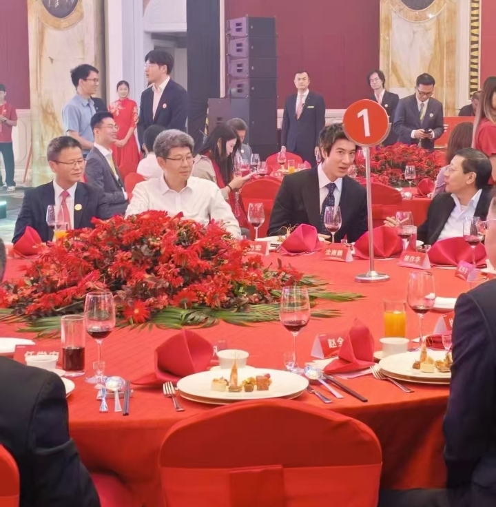 王力宏出现在宇树科技的答谢会，
我发现一个有趣的细节，
王力宏那一桌，看似一桌长辈，其实说不定都是同龄人！

王力宏今年都已经49岁了，可能跟桌上其他人年纪差不了多少，但是王力宏的状态真的太绝了！

王力宏的状态是真的太能打了，皮肤紧致，精气神十足，完全看不出她已经快要50岁了！

所以说，这一桌看