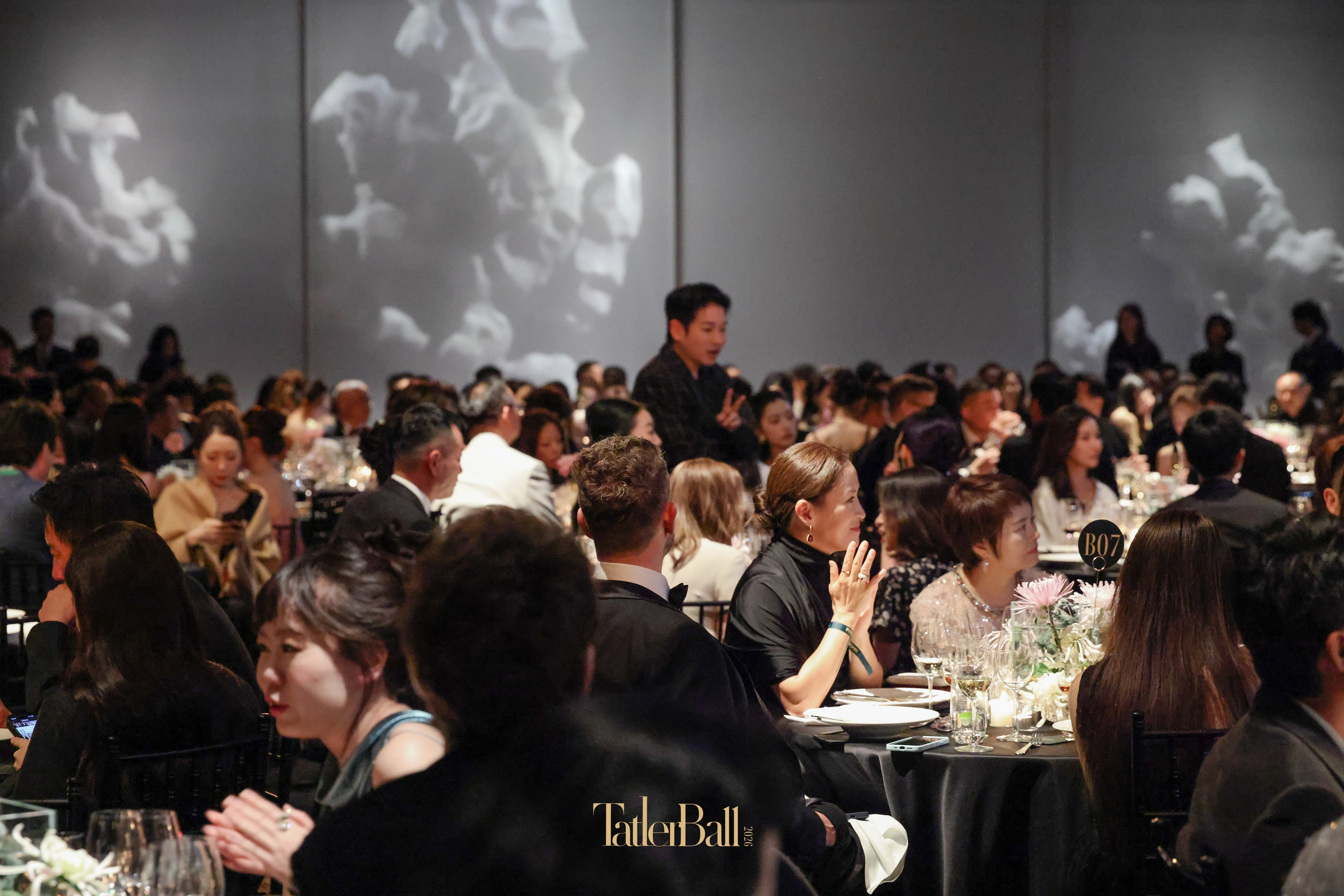 TatlerBall｜一份惊喜

我们的战略合作伙伴梅赛德斯-迈巴赫为当晚爱心贡献位列前三的嘉宾准备了一份惊喜：今年年底即将在呼伦贝尔冰原上开跑的梅赛德斯-奔驰冰雪驾驭体验名额。

在零下 40 度下的数十条冰封赛道上，可体验的不止迈巴赫，还有奔驰G级与AMG 家族众多车型。这无疑称得上一份难以拒绝的礼 ​