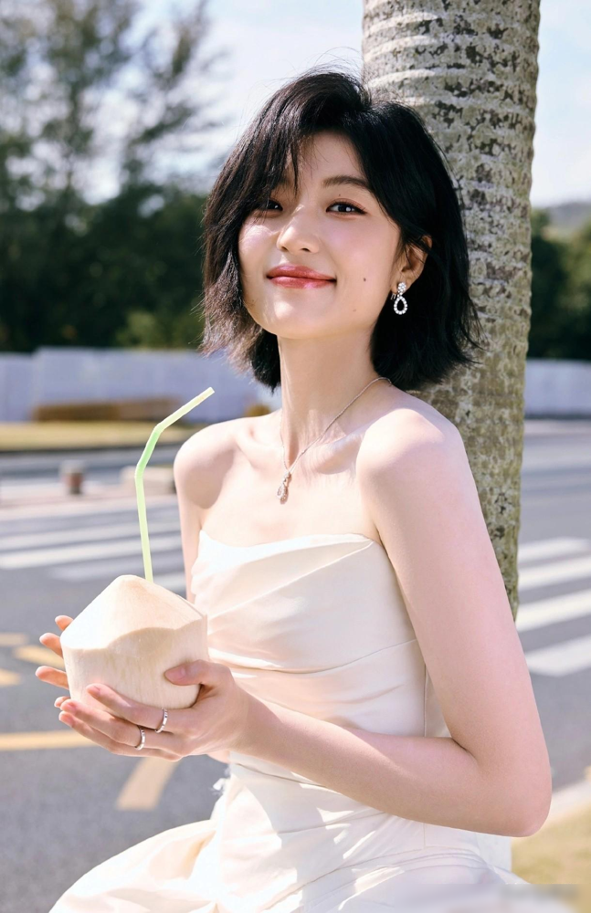 主持人问孙千：“你觉得你最大的缺点是什么？”

我在影视圈做幕后快二十年，见多了新人刚进来就被资本捏着走，让整脸就整脸，让接甜宠就接甜宠，赚两年快钱就没影儿了，孙千嘴里这“缺点”，在我看来反而是最金贵的东西。

说她脸不是浓颜不够女主，她偏不微调不硬凹甜美，放着赚钱的流量剧不接，三次试镜才拿到《风吹