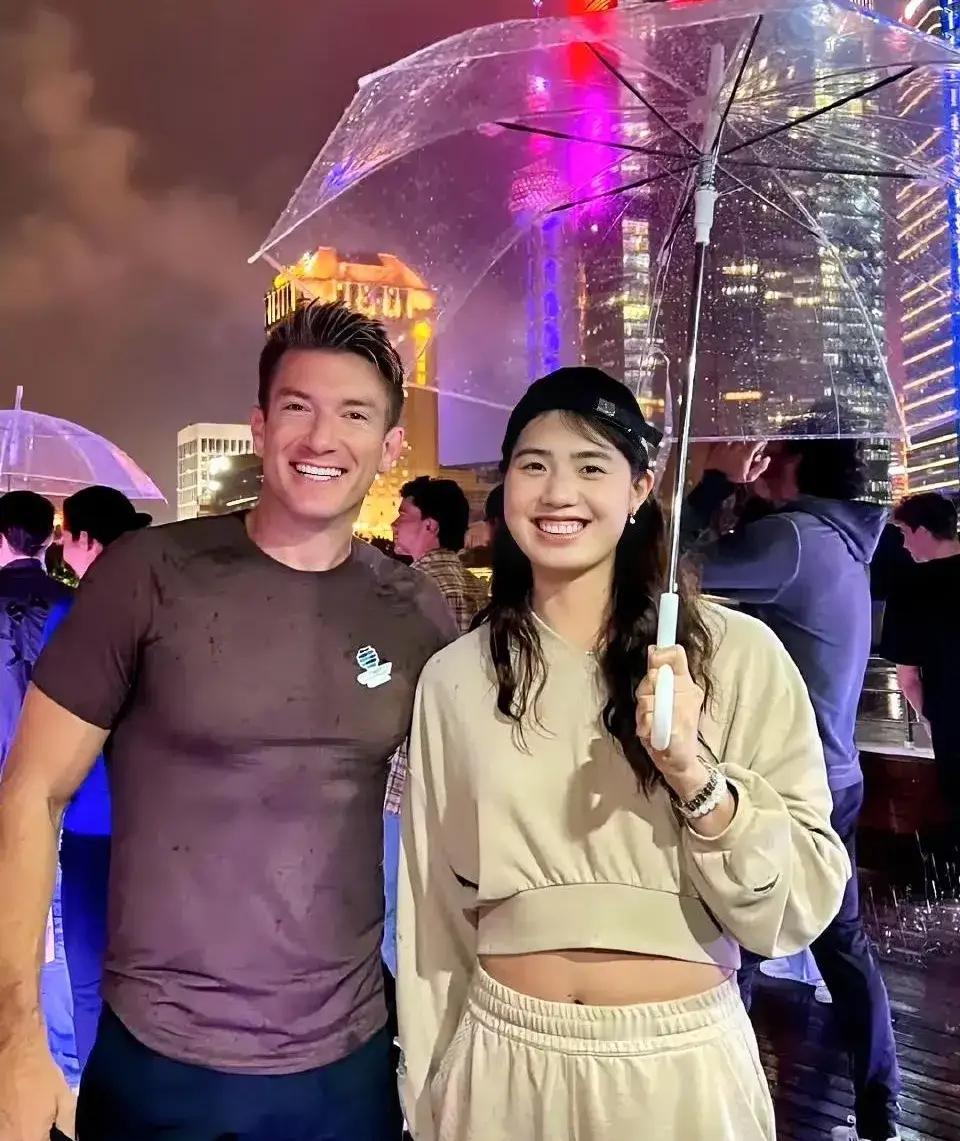 游泳奥运冠军张雨霏，为什么那么受人喜爱？

1. 赛场上实力过硬，意志坚韧。张雨霏是世界顶尖的蝶泳选手，手握10枚奥运金牌。常年忍受伤病、高强度训练，胜负面前坦然从容，拼劲十足，拼搏的体育精神令人敬佩。而且已经28岁了，仍敢于挑战敢于去突破，向洛杉矶奥运会打起冲击。
​
2. 赛场外性格真诚，格局动
