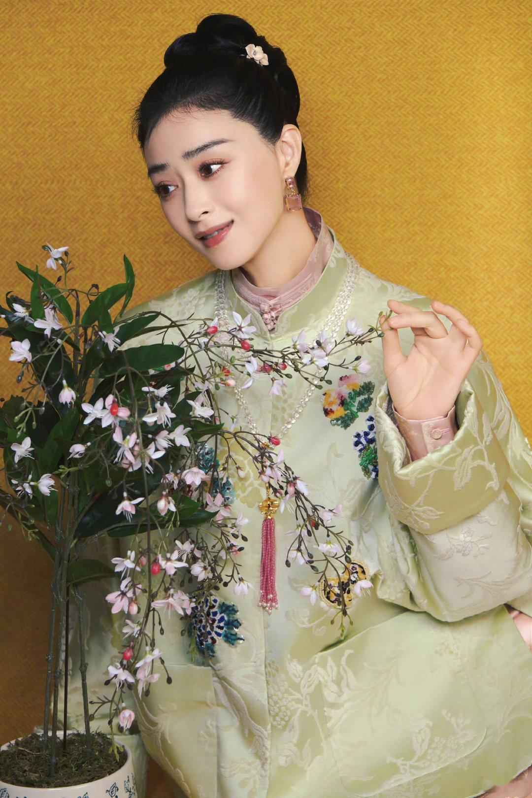 #蒋欣明显被吓到了#品牌大秀合影，蒋欣正笑着配合拍照，身旁男设计师突然凑过来亲了一下脖子。她当场"啊"出声、本能后仰，那个表情根本没来得及管理。隔着屏幕都能感到那一下有多猝不及防。再熟的关系，也得先问一句吧？ ​
