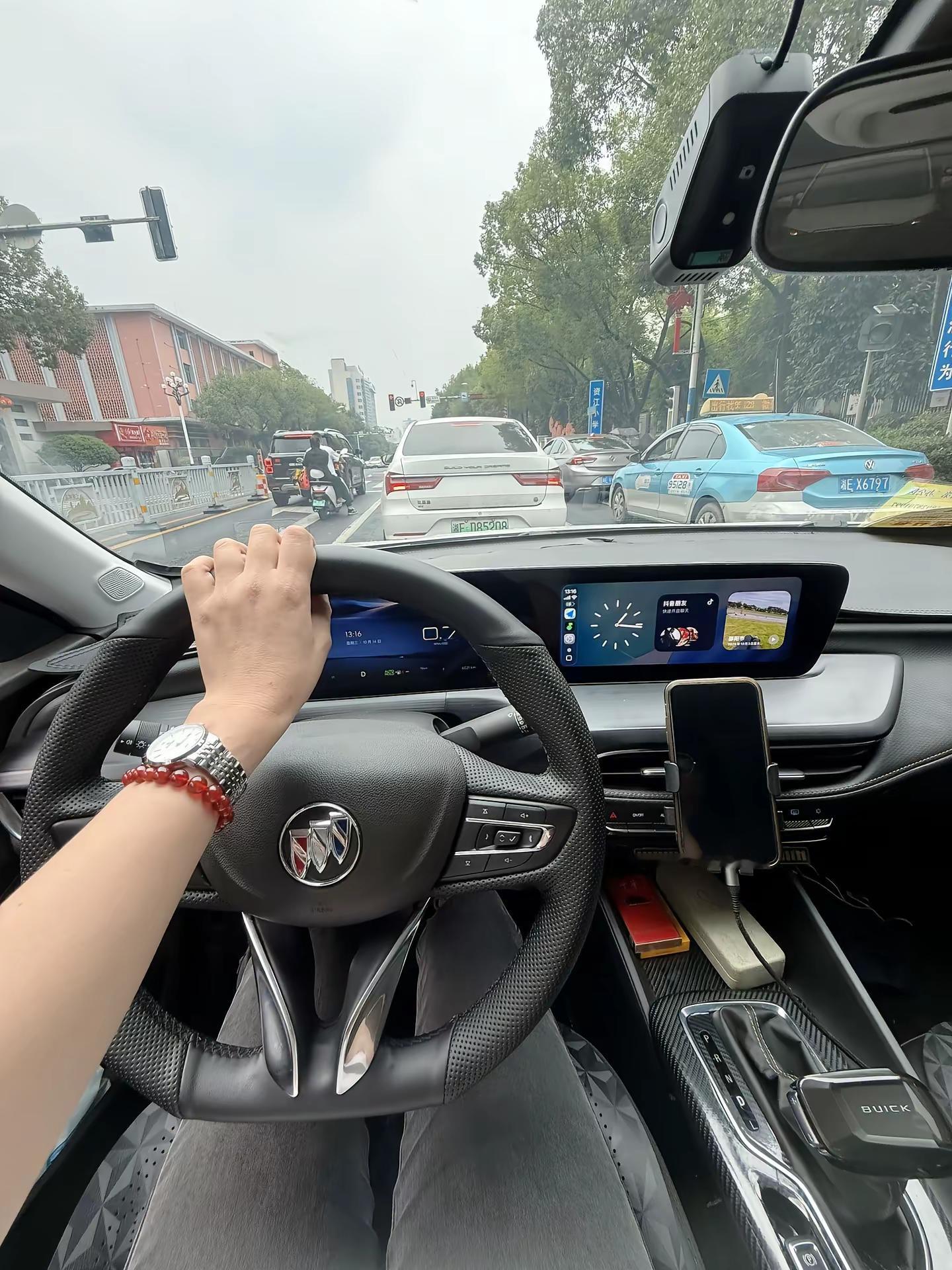 别总给那女的发信息   给我也发俩条   我识字的BUICK