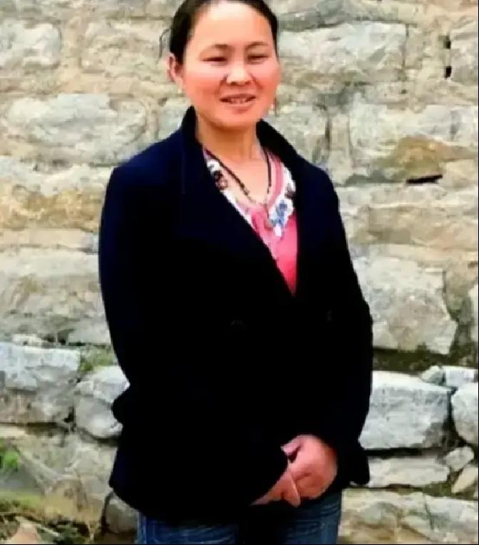 1994年，一名18岁的女孩被人贩子以2700元卖给了一位放羊人，新婚夜，女孩紧张地蜷缩在角落里，浑身发抖，没想到后来她竟成为了感动河北十大年度人物。她就是郜艳敏。
 
天快亮的时候，郜艳敏听见门轴转动的声音。那个男人端着一只碗进来，放在炕沿上，是玉米糊。他没说话，站了一会儿，又出去了。郜艳敏没动那