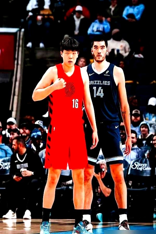 真站到NBA的尺子下，CBA的数据全现了原形。

杨瀚森在开拓者称出267磅（121公斤），一年涨了12斤，可CBA官网还写着113公斤。NBA联合试训测他裸足216cm、臂展220cm，一回CBA注册数字就开始飘忽。当年周琦也有这毛病，国内报的和外面测的总差几公分。

选秀前把数据做漂亮，赞助商高