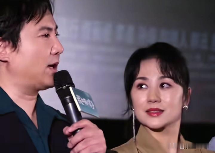 沈腾马丽彼此看向对方的眼里有光，友情以上，恋人未满！挺好的！
一路相互扶持，
彼此见证荣光与低谷，
一个对视就懂千言万语。
保留这份恰到好处的距离与深情，岁岁相伴，已然足够，挺好的。沈腾个人总票房 沈腾生图 沈腾票房号召力 沈腾这就是口碑