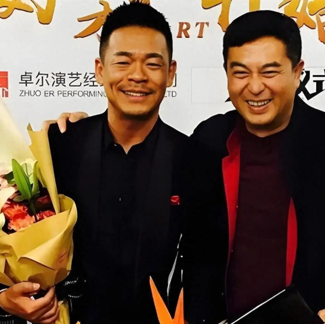 演员孙浩说：“有一次，有几位导演想请张嘉益吃饭，张嘉益便告诉他们，我有个好兄弟，戏演的很不错，要不到时候我把他带来，给你们认识认识，说不定以后有机会合作呢。”

主要信源：（新华网——《孙浩 因演〈扫黑风暴〉被骂,挺开心》）

张嘉益1970年生于陕西西安，原名张小童，后改张嘉益。

他少年喜欢体育