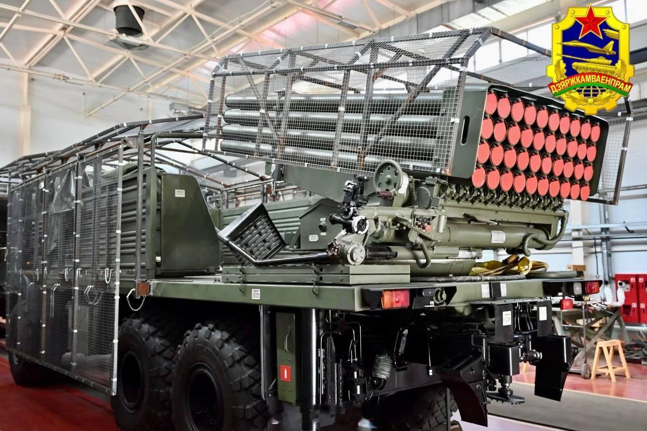 白俄罗斯“第2566工厂”股份公司研制的 BM-21B 多管火箭炮防护套件。该套件旨在防御从无人机上投下的弹药（RGD-5、F-1 手榴弹和 VOG-17 榴弹）。#烽火问鼎计划# ​