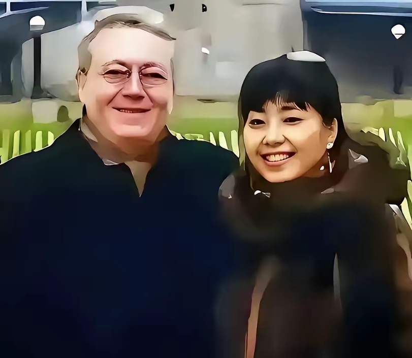 70岁的殷秀梅和法国丈夫菲利浦，长期定居在北京，小日子过得松弛又舒心。
作为坚持丁克的伴侣，两人这辈子没有选择生育后代。殷秀梅早就坦荡对外说过，自己的“孩子”就是倾注全部热爱的声乐作品，大半辈子的心血全扑在了挚爱的歌唱事业上。
站在聚光灯下的她，台风大气舒展，歌声穿透力极强，哪怕如今已经步入古稀之年