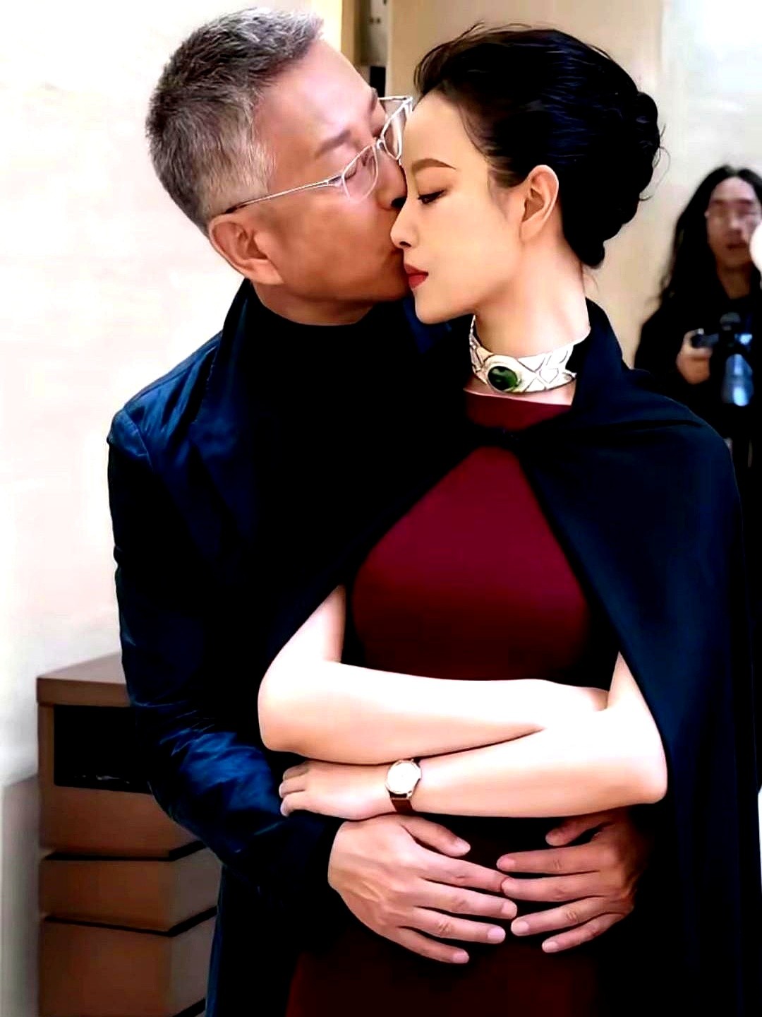 年轻演员端着酒杯堵路硬要他“给面子”，陈道明当场一句反问：“我给你面子，谁给我里子？”撂下茶杯直接离席，全桌导演制片人瞬间没了动静。

拍完《围城》那几年，他也曾随叫随到陪客干杯。后来自己算账：扯闲篇灌酒折腾大半天，正经事不足十分钟，亏到骨子里。自此他常年关机断了中间人，天价综艺推掉，采访一概不接。