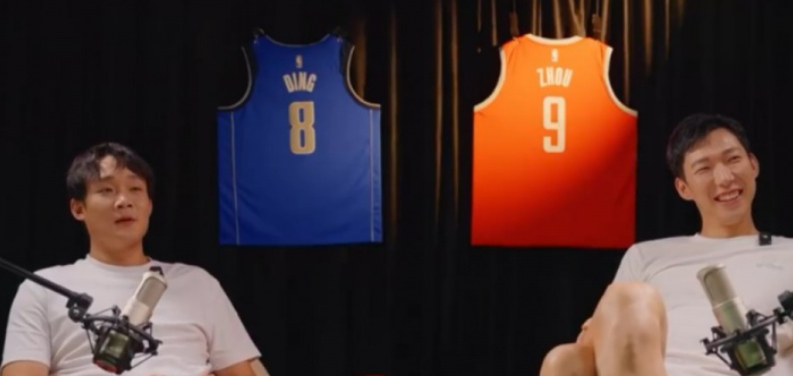 在新一期《NBA周刊》节目中，周琦和丁彦雨航参加了快问快答活动。

部分内容如下：

Q：在美国最喜欢吃的是什么？

丁彦雨航：牛排。

周琦：牛排。

Q：如果彻底躺平，最想去哪儿？

丁彦雨航：马尔代夫。

周琦：马尔代夫。

Q：喜欢话多的队友还是话少的队友？

丁彦雨航：话多的。

周琦：话多的。 ​