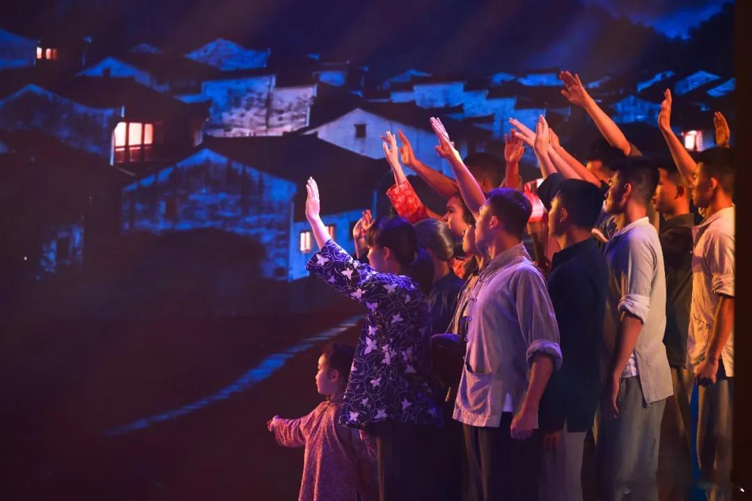 【他们把音舞诗画“搬”上课堂，纪念90年前那场伟大远征！】近日，北部战区海军某支队以“永远跟党走”为主题举办纪念中国工农红军长征胜利90周年文艺思政课，将长征路上的历史事件“搬”上舞台，把思想政治、军史传统教育与文艺展演深度融合，引领广大官兵汲取信仰力量，筑牢政治忠诚，弘扬革命风骨， ​