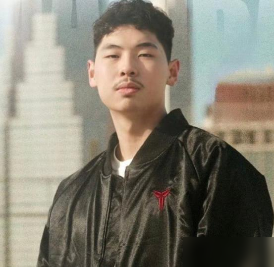 600万年薪，胡明轩全场只拿2分。 杜锋在场边一脸铁青。外援拼尽全力...