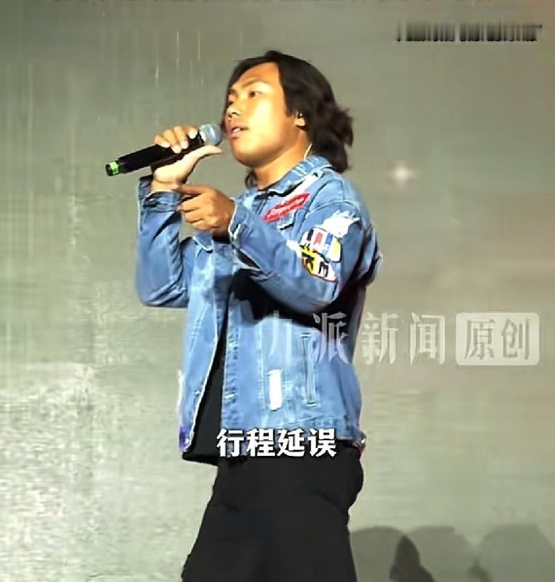 李克勤迟到两小时，救场的草根歌手却火了？
李克勤因故迟到两小时，侯浪临时顶替上台。面对满场观众，他稳住气息唱完20首，嗓音在线，现场反响热烈，粉丝随即暴涨。
命里有时终须有，机会来了，还得有本事接住。侯浪这一接，接出了自己的路。
换作是你，敢不敢站上那个台？
