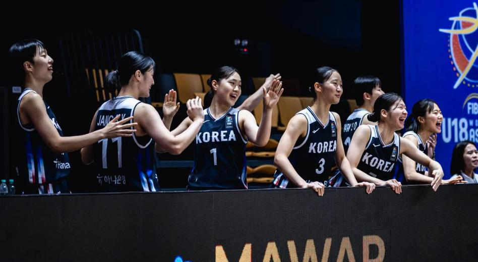 我们赢了！10月10日下午，U18女篮亚洲杯季军赛，中国女篮对阵韩国女篮，最终中国队106比69大胜韩国队，成功夺得了季军！此役，李沅珊35分，孙晗昀32分。
但先别急着庆祝，这枚铜牌的底色，比37分大胜扎心得多。
中国U18女篮在亚洲杯历史上拿过十六次冠军。唯一一次季军，是1990年。时隔三十六年