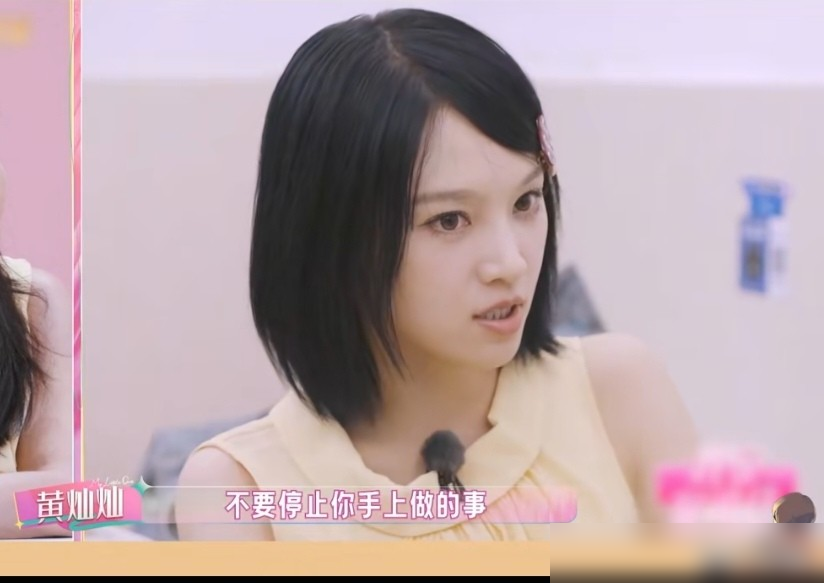 黄灿灿早年惨到直播整晚只有亲妈下单？
之前试着写种田文，没半点农学常识，内容逻辑全崩，自己都嫌写得烂，半道就弃坑了。
后来搞直播带货，熬满一整晚，唯一的下单客户是她妈，营收直接零蛋，想做的品牌联名也全黄。
她自己都笑说，但凡当年哪件副业做成了，你们现在根本见不到当演员的我。
早先写网文没拍成