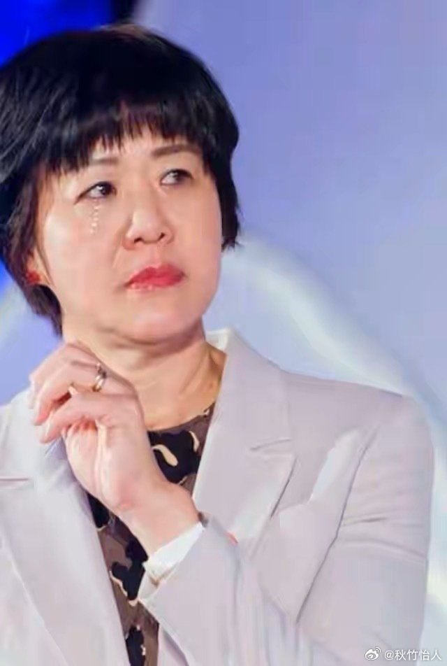 郎平：世界人民爱戴的杰出排球巨星！影响世界排坛发展的功勋教练！为中国排球事业做出卓越贡献的功臣！为中国体育事业奉献了一生的伟大女性！带领中国女排从低谷走向辉煌！为祖国争得了荣誉！人民永远不会忘记您付出的一切！您是我今生最敬佩的女人！您永远是中国人民的骄傲！❤️❤️😘😘🌹 ​