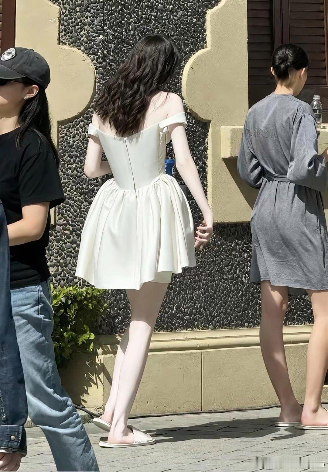 这是不是白种人，那么白，是冷白皮的还是生病的 ​​​