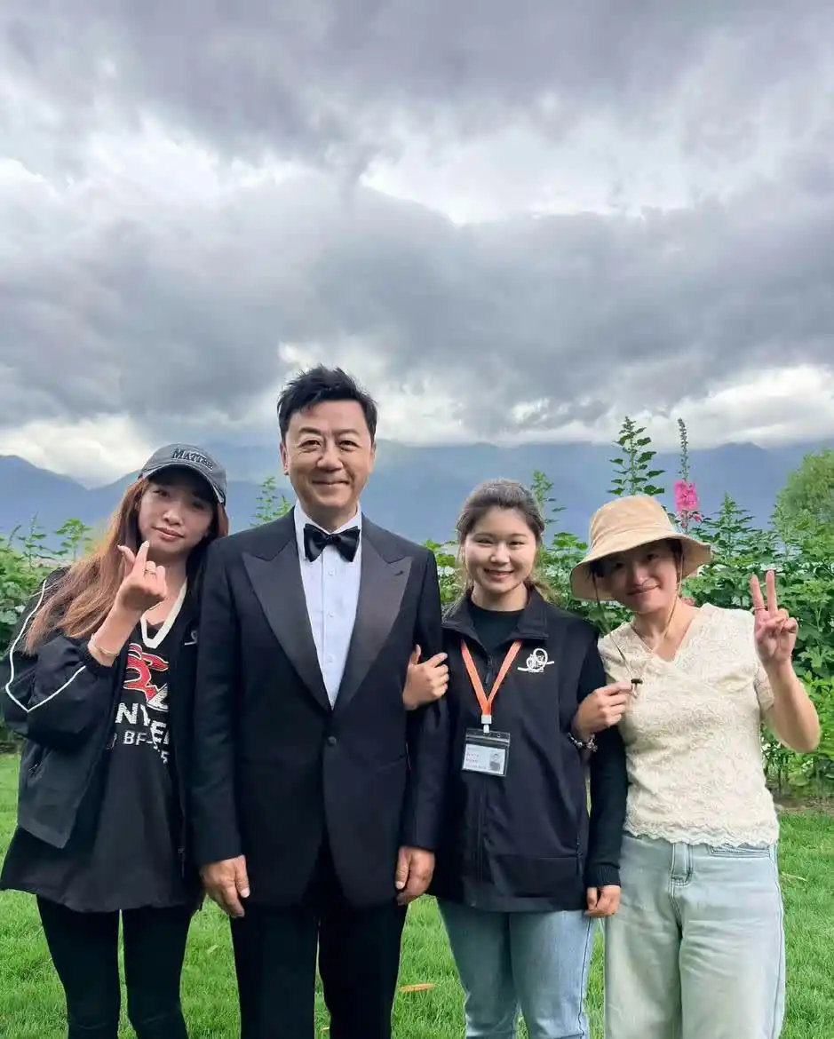 郭涛一家大理拍婚纱照，石头黑西装帅翻妹妹乖巧提裙太温馨 ​