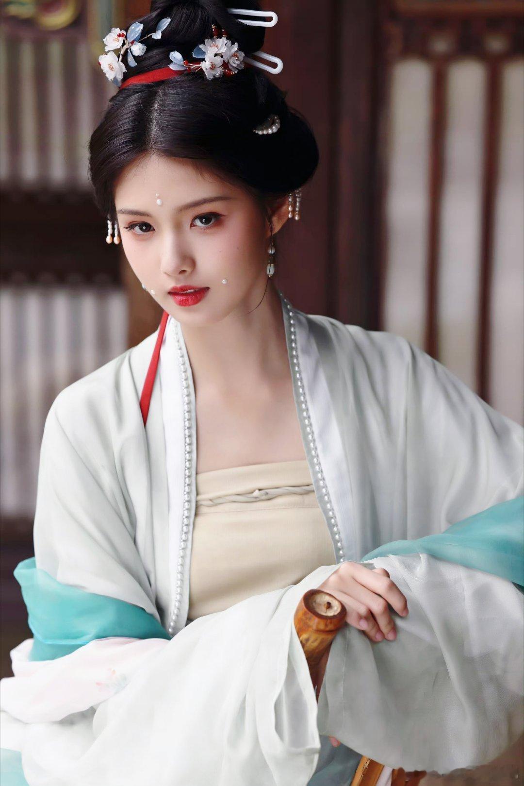 #艾米[超话]#
十八芳华凝素骨，一襟清寂自含兰

#向全世界安利艾米# am#艾米# ​