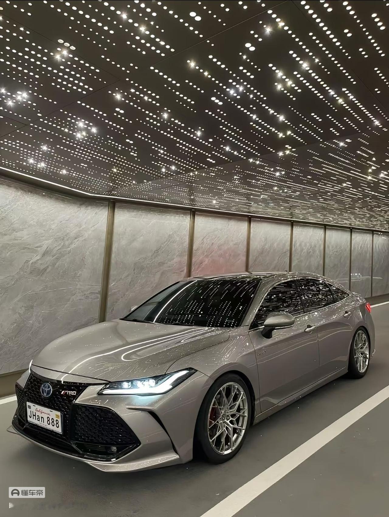 丰田全球历史销量最高10款车型
 
1. 卡罗拉 Corolla（花冠）｜≈5400万台
丰田乃至全世界累计销量最高的汽车，1966诞生，家用紧凑型轿车，省油耐用，销往全球绝大多数国家，国内叫花冠/卡罗拉。
2. 海拉克斯 Hilux｜≈1650万台
传奇皮卡，1968年问世。以“炸不坏”的可靠性闻
