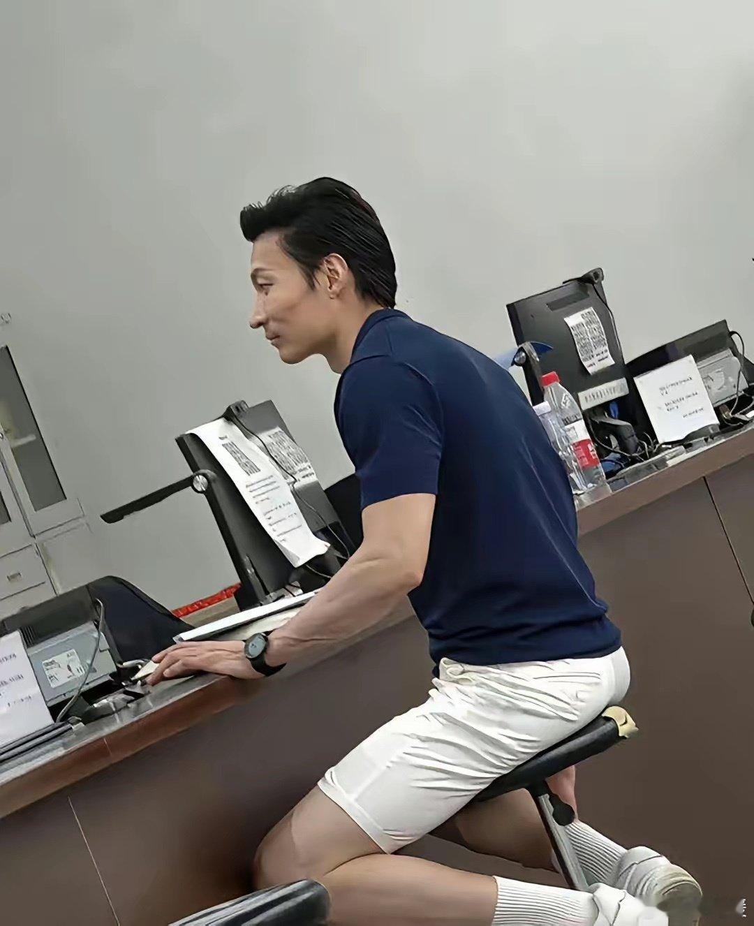 惊呆了，远看是刘德华，近看是刘德发！ ​​​