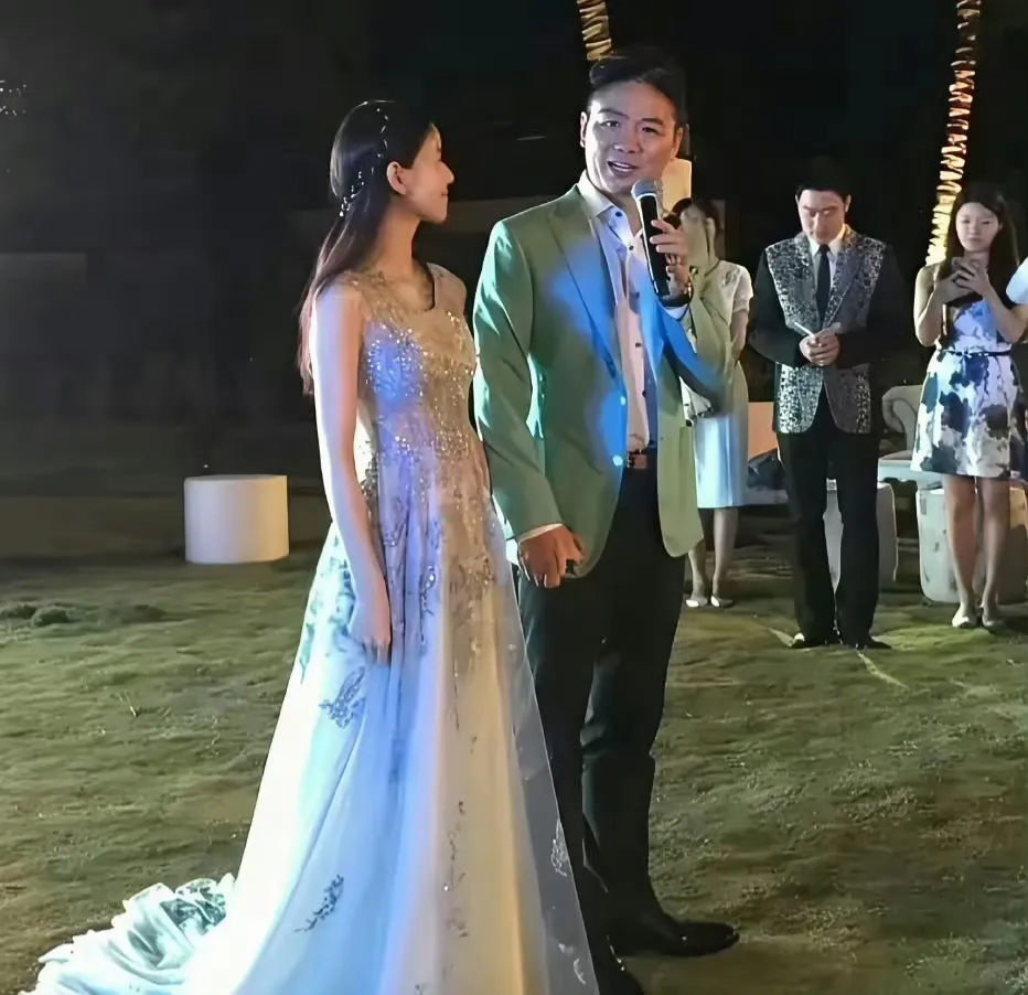 当年刘强东与章泽天大婚时的一幕，幸福感爆棚。 ​​​