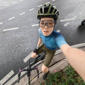 早上等雨停了，便去二沙岛刷圈～几乎没人骑行，自在又畅快～穿过阴凉地带...