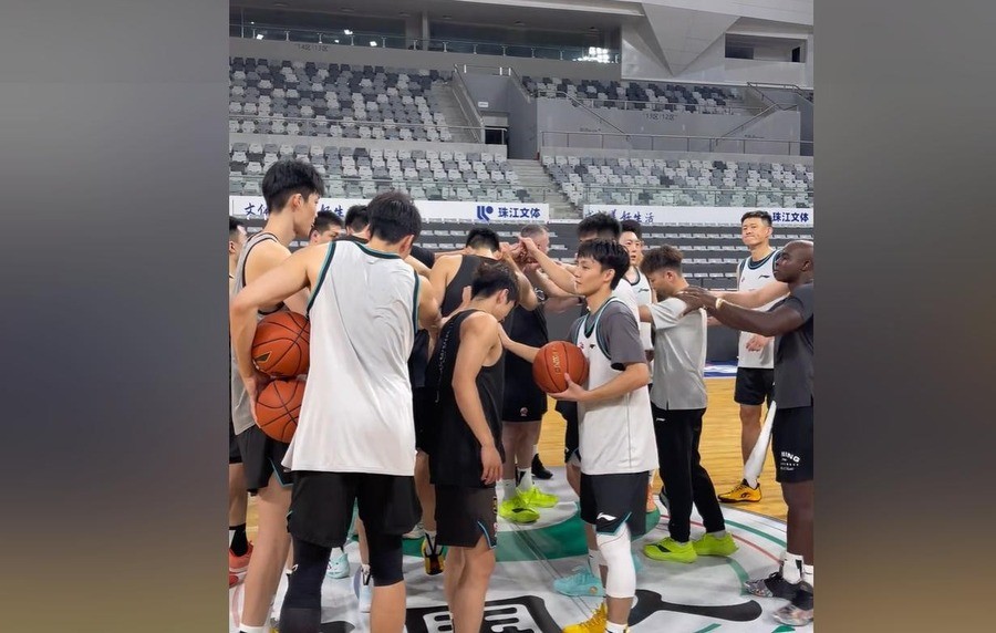 广东宏远连续第二年无缘四强，新外援萨姆纳左手骨裂，26711元的VIP套票开售一小时抢光。
这三件事放在同一个月发生。2026年10月12日，球队出征仪式当天，萨姆纳确认左手骨裂的消息刚落地，VIP套票两档就在不到60分钟内全部清零。最低档5073元，最高档15040元，也一并抢完。
先把时间往回拨